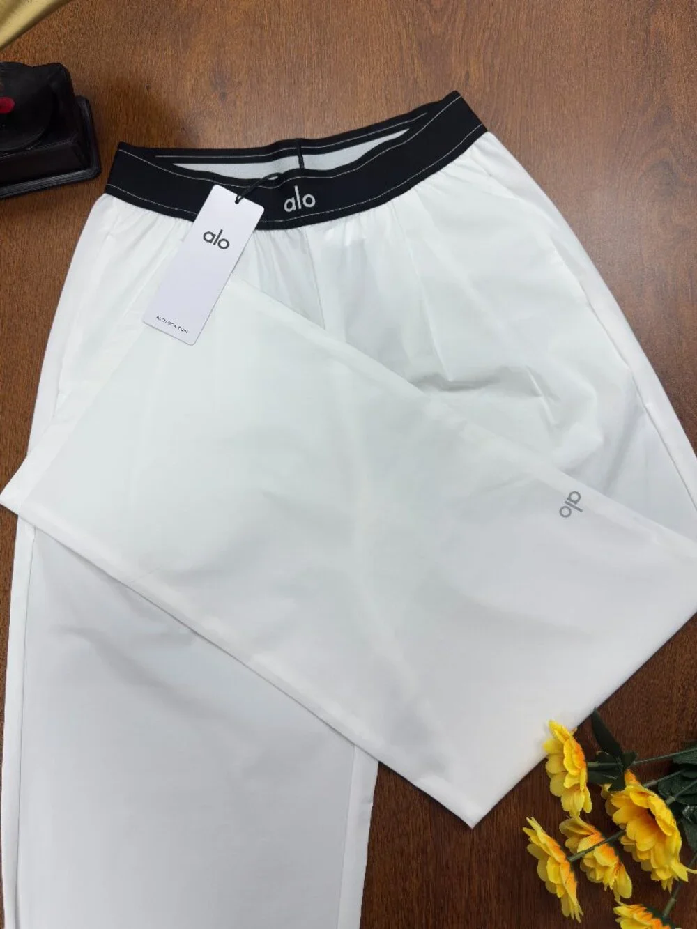 Modern Minimalist🍦NWT ALO Yoga Suit Up Trouser🥼Crisp White